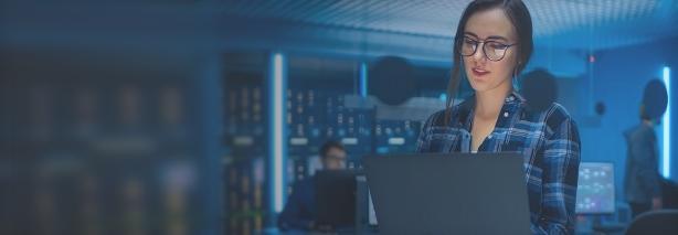 Una mujer consulta en una pantalla las medidas de Cyberzaintza para la monitorización del riesgo de ciberseguridad en la Administración Pública.