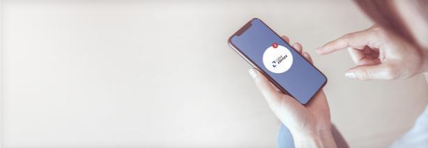 Manos de una mujer pulsando la pantalla de un teléfono móvil para solicitar recibir notificaciones de Cyberzaintza.
