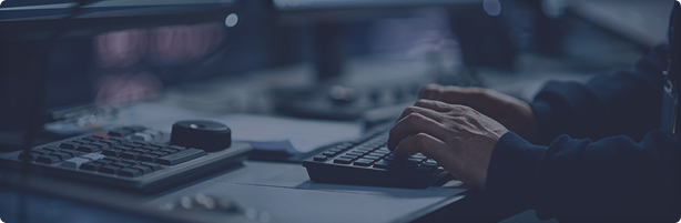 Banner en el que aparecen unas manos pulsando un teclado de ordenador, que representa la vigilancia digital que ejerce Cyberzaintza.